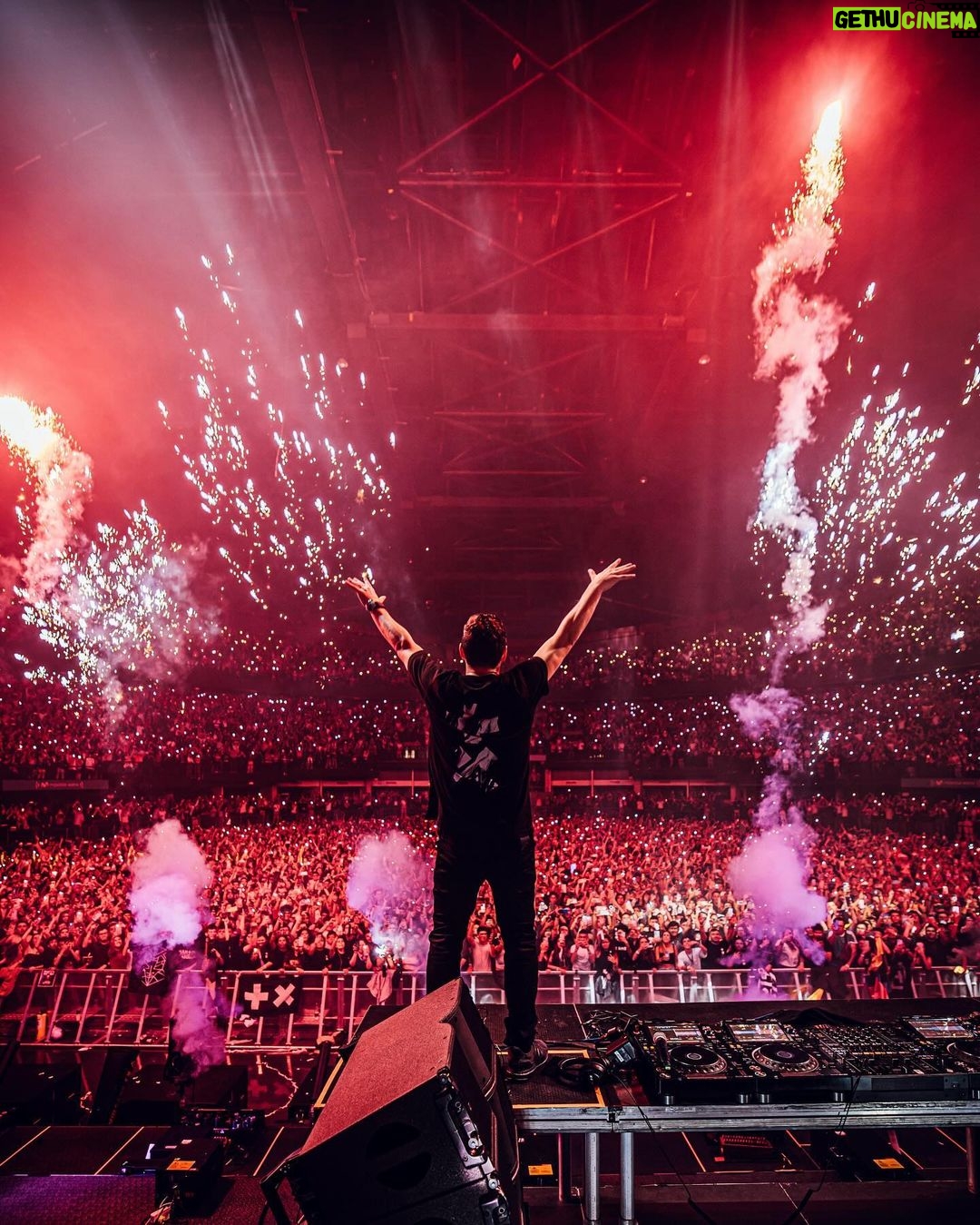 Martin Garrix Instagram - buenas noches parceros! couldn’t wish for a better show to kick off this tour! Thank you guys for everything ❤️🇨🇴 Bogotá, Colombia