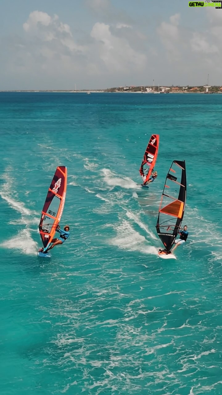 Martin Garrix Instagram - epic day on the water thank you @cabeibusha & @odajohanne_windsurfing 🔥❤️ Aruba