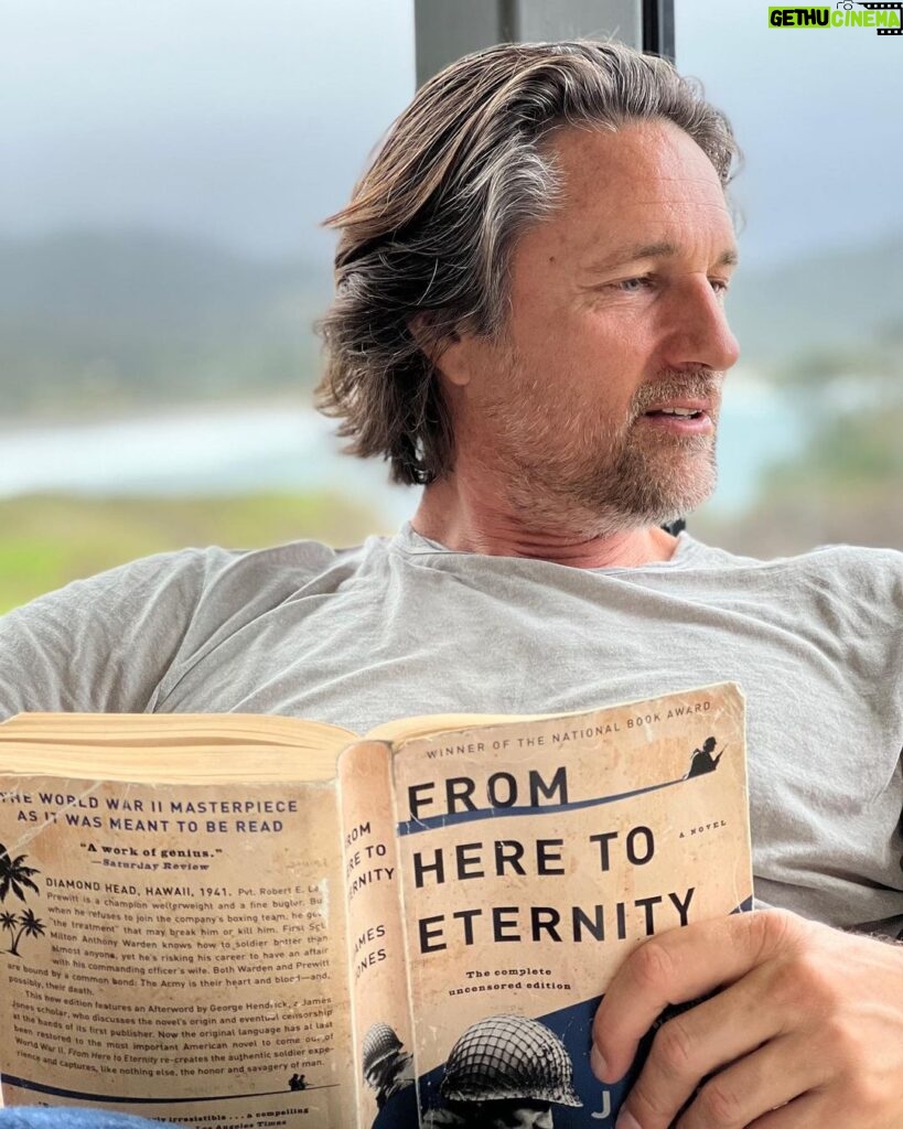 Martin Henderson Instagram - Love a good book on a rainy day. What are you guys reading right now ?