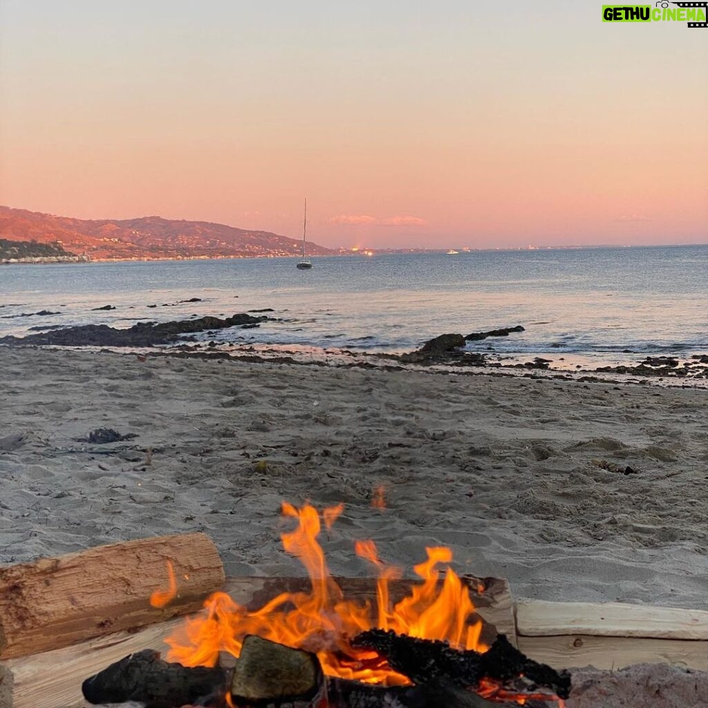 Martin Henderson Instagram - Goodbye 2020....it’s been, well...it’s been unique. Here’s to a new year with blessings and adventures for old and young. Love to everyone x Malibu, California