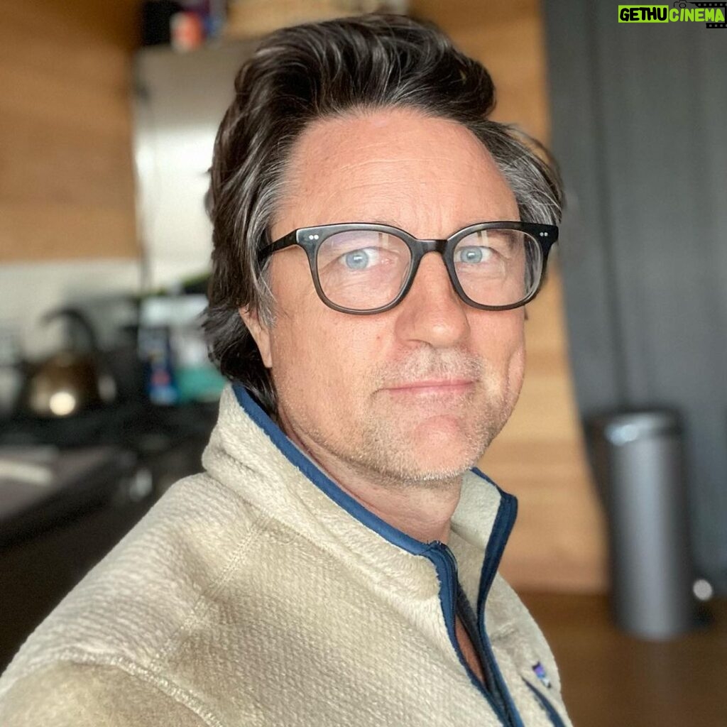Martin Henderson Instagram - Just woke up and figured I’d say hi and hope everyone is having a great day 🤷🏻‍♂