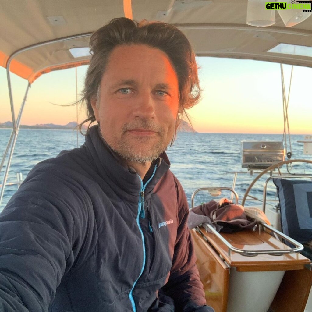 Martin Henderson Instagram - Good morning! Do your part for society and stay socially distant. The sooner we ALL take responsibility the sooner this thing will pass. #weareallinthistogether Los Frailes, Baja California Sur, Mexico