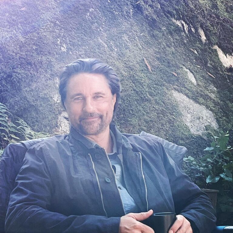 Martin Henderson Instagram - Waiting on set finding sunbeams shooting season 5… sorry I originally wrote season 6 which was a silly mistake because we haven’t made season 6. 🙊 Squamish, British Columbia