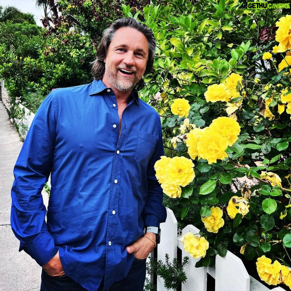 Martin Henderson Instagram - Don’t forget to stop and smell the roses… #beautyiseverywhere 💛