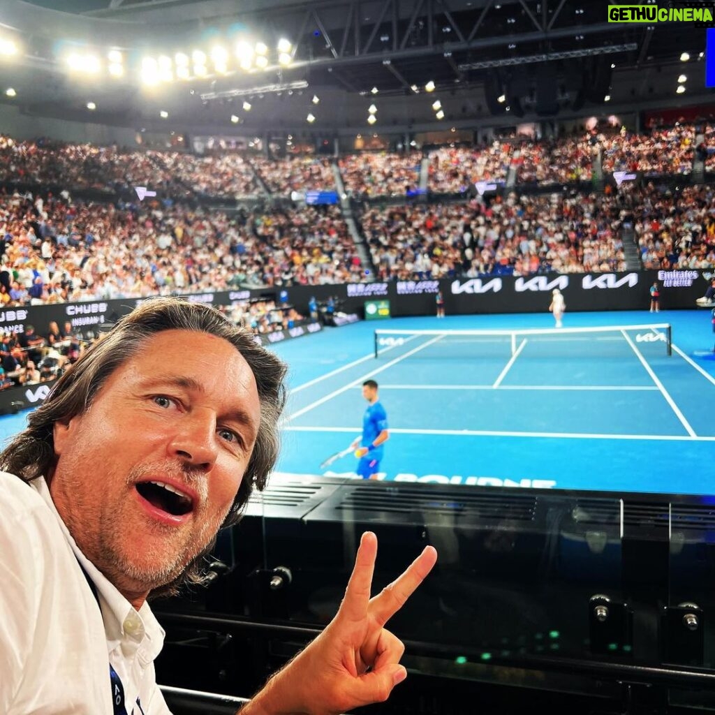 Martin Henderson Instagram - Thank you @australianopen for an incredible front row seat for watching the men’s semi final last night between @tommypaull and @djokernole I screamed my lungs out supporting @tommypaull 🇺🇸 but the mighty Serb struck again. So impressive to witness such greatness from both athletes. Thank you @jaynehrdlicka and @tennisaustralia for putting on such an incredibly well run event. What an amazing team! We had a ball 🎾 #ausopen open #tennisaustralia #rodlaverarena #grandslam Rod Laver Arena