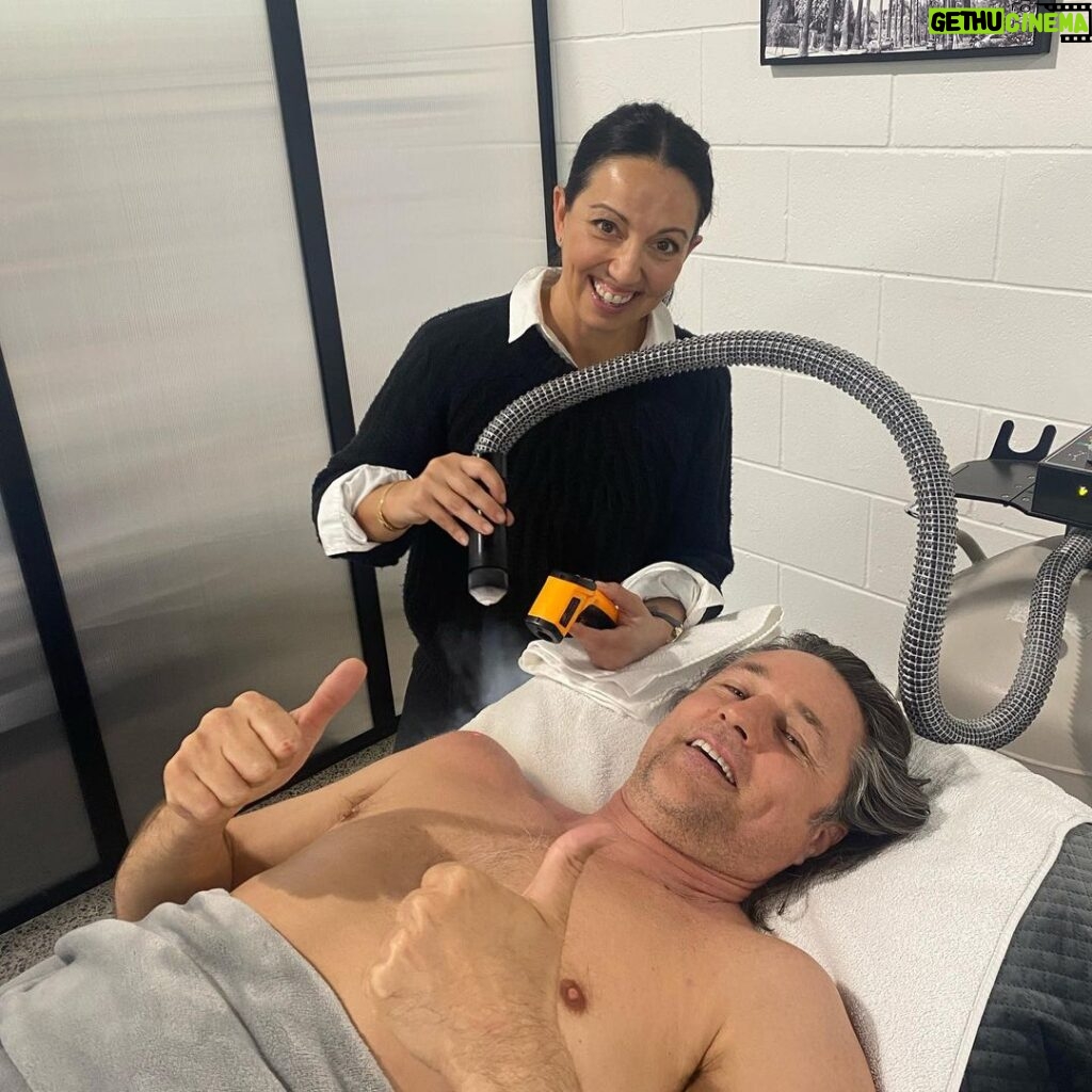 Martin Henderson Instagram - Thank you @cryohealthnz for putting humpty back together again! 🙏🏻🙏🏻😀Been nursing a persistent shoulder injury after a heated game of doubles last month and feel so much better already thanks to Jilly and her skill as a physical therapist. @jill_somerville is an old mate of mine from California and Cryo therapy is relatively new to New Zealand but Jill is leading the way with its profoundly healing effects.#cryotherapy #physiotherapy Barry's Point Road