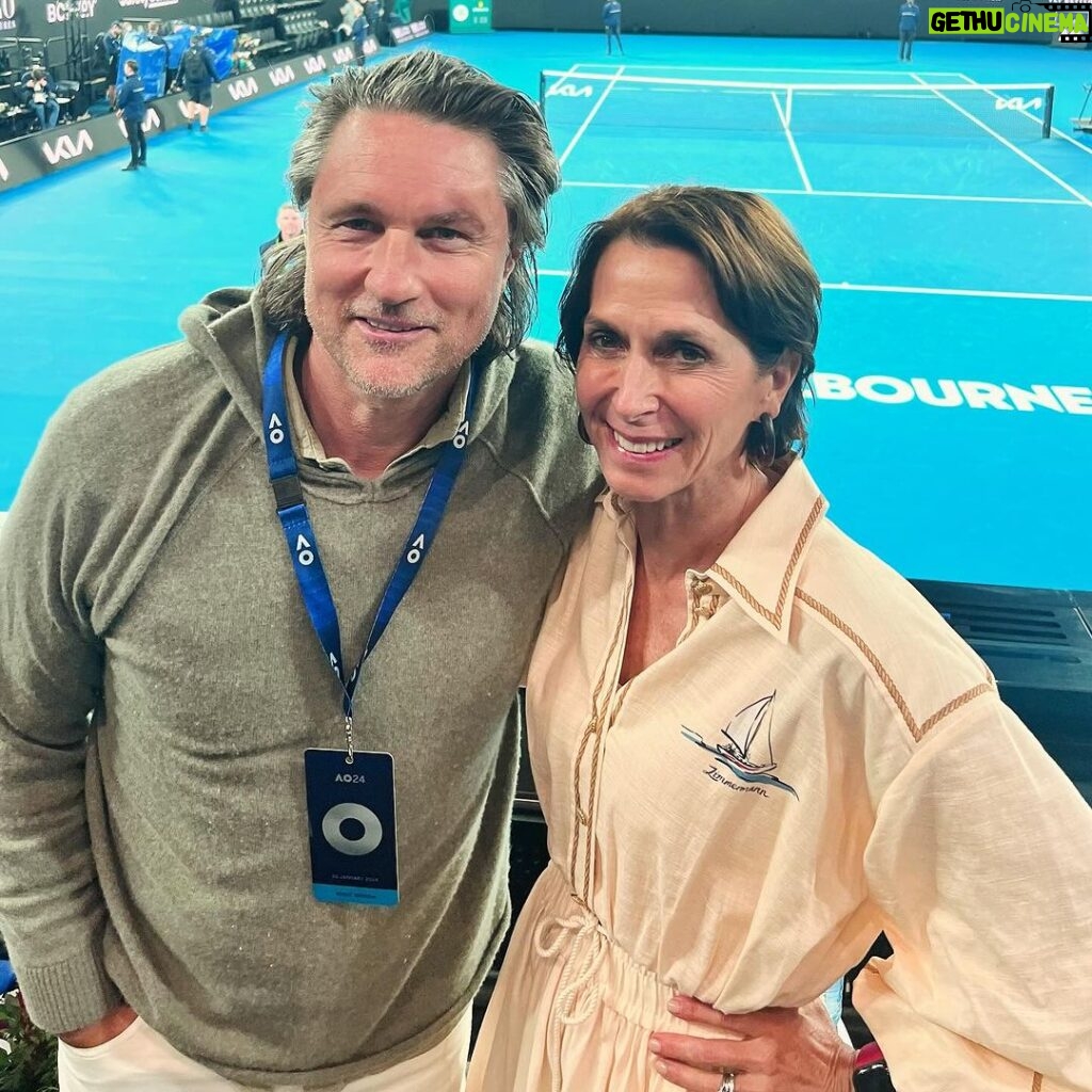 Martin Henderson Instagram - Thank you @tennisaustralia and Jayne Hrdlicka for treating us to a magical Melbourne experience at the @australianopen!! 🎾 ♥ Melboune City
