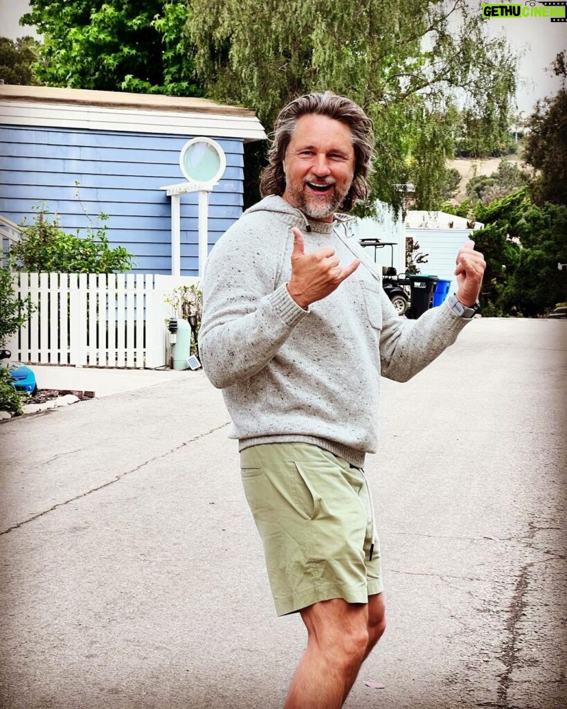 Martin Henderson Instagram - Haven’t been on a @onewheel for a few years. Now I remember why I want one so bad. Such a great feeling - like snowboarding down the street Los Angeles, California