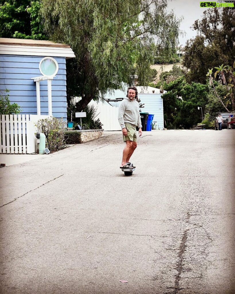 Martin Henderson Instagram - Haven’t been on a @onewheel for a few years. Now I remember why I want one so bad. Such a great feeling - like snowboarding down the street Los Angeles, California