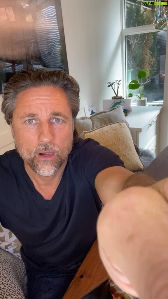 Martin Henderson Instagram - My first Streamily love signing session ♥️ 🖊️