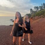 Martita de Graná Instagram - Hoy desperté con el sonido de los pájaros en la ventana, el sol entrando temprano directamente a la cama, mi madre, la más absoluta verdad, el amor verdadero e incondicional, que me hacía tostadas de tomate, recuerdos. ..Olor a café en la casa, con unas vistas al mar, que como dice madre, no sé que me trasmite porque no se puede explicar, pero es algo así como libertad, como vida. Consejos de mi hermana, los más sanadores.Vino en la piscina al sol, que viene y va, ducha entre la maleza. Ensalada fresca y conversación sobre los abuelos, sobre Ana, lo que nos quedamos sin decir y lo que dijimos. Siempre recordando con amor y lágrimas. No pido más vida. Esto para siempre, esta felicidad y esta suerte. Mallorca