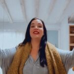 Martita de Graná Instagram - Os traigo mi nueva canción:SOLTERA. Hoy celebro la soltería. El aprender a disfrutar los momentos contigo mismo, el arte de ser feliz estando solo. El valorarte a ti primero para valorar más y mejor a los demás. El amor propio. Va por nosotros solteros y solteras. Y que si algún día dejáis de serlo, que sea por alguien que os haga ser mejores personas de lo que sois estando solos. Con amor, Martita (la solterona feliz) Gracias a @albasweetc y @mariapelaemusica por hacer esto posible.