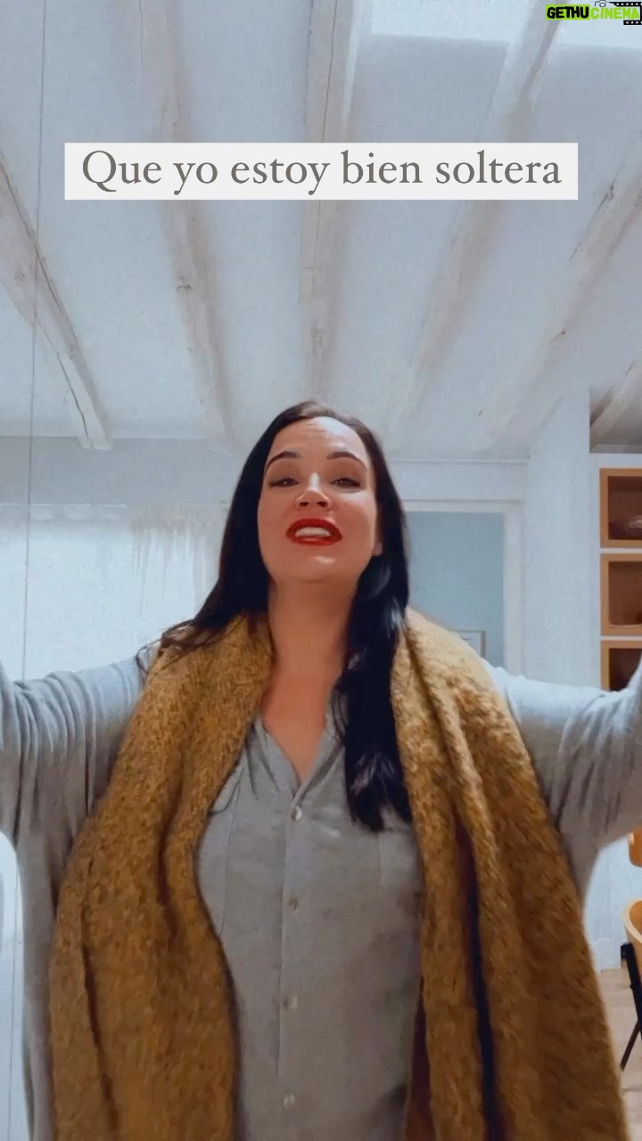 Martita de Graná Instagram - Os traigo mi nueva canción:SOLTERA. Hoy celebro la soltería. El aprender a disfrutar los momentos contigo mismo, el arte de ser feliz estando solo. El valorarte a ti primero para valorar más y mejor a los demás. El amor propio. Va por nosotros solteros y solteras. Y que si algún día dejáis de serlo, que sea por alguien que os haga ser mejores personas de lo que sois estando solos. Con amor, Martita (la solterona feliz) Gracias a @albasweetc y @mariapelaemusica por hacer esto posible.