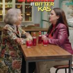Martita de Graná Instagram - Se llevan de nuevo las bufandas kilométricas, pero es un invento de las abuelas y lo sabes! Lo bueno siempre ha estado ahí, como el Bitter KAS😍 No importa que seas más de reno, o de cabra ibérica, todo outfit vale esta Navidad para brindar con Bitter KAS❤️ @kas_oficial #BitterKasOldIsCool