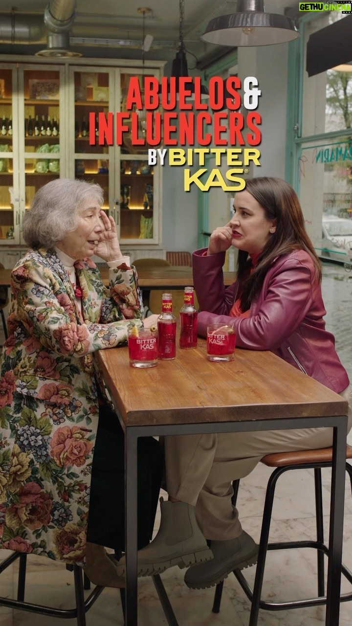 Martita de Graná Instagram - El realfood de toda la vida es el caldo de la abuela! Lo bueno siempre ha estado ahí, como el jamón, el queso y el Bitter Kas. ☺️ Y es que lo mejor de la navidad es jalar! Y más si es en un buen aperitivo con @kas_oficial #BitterKasOldIsCool #publi