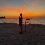Martita de Graná Instagram - Ibiza ☘️y su energía 💫💫 Estuve viviendo en esta isla maravillosa antes de empezar con todo este mundo, era camarera en un hotel; fué entonces cuando me enamoré de este lugar. Trabajé duro pero disfruté más. Nunca me canso de venir aquí. 🌿🌿