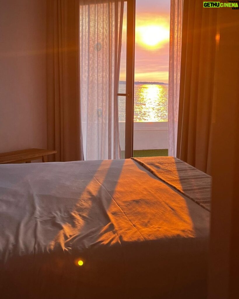 Martita de Graná Instagram - Ibiza ☘️y su energía 💫💫 Estuve viviendo en esta isla maravillosa antes de empezar con todo este mundo, era camarera en un hotel; fué entonces cuando me enamoré de este lugar. Trabajé duro pero disfruté más. Nunca me canso de venir aquí. 🌿🌿