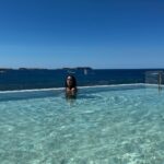 Martita de Graná Instagram - Ibiza ☘️y su energía 💫💫 Estuve viviendo en esta isla maravillosa antes de empezar con todo este mundo, era camarera en un hotel; fué entonces cuando me enamoré de este lugar. Trabajé duro pero disfruté más. Nunca me canso de venir aquí. 🌿🌿