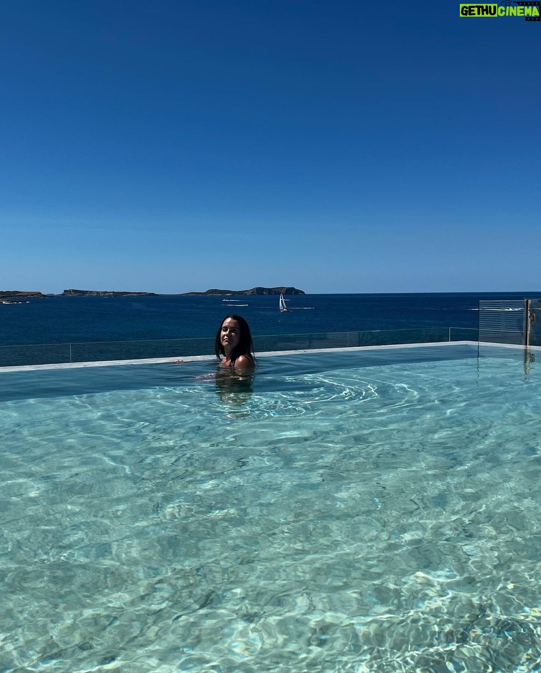 Martita de Graná Instagram - Ibiza ☘️y su energía 💫💫 Estuve viviendo en esta isla maravillosa antes de empezar con todo este mundo, era camarera en un hotel; fué entonces cuando me enamoré de este lugar. Trabajé duro pero disfruté más. Nunca me canso de venir aquí. 🌿🌿