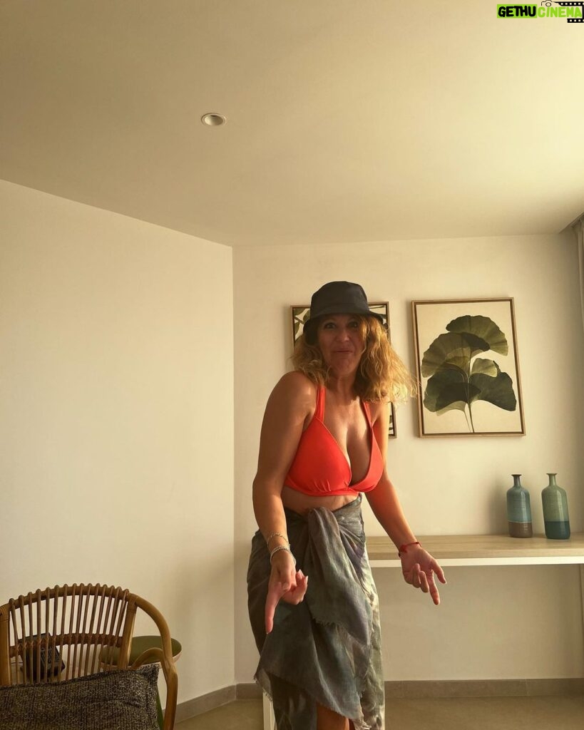 Martita de Graná Instagram - Ibiza ☘️y su energía 💫💫 Estuve viviendo en esta isla maravillosa antes de empezar con todo este mundo, era camarera en un hotel; fué entonces cuando me enamoré de este lugar. Trabajé duro pero disfruté más. Nunca me canso de venir aquí. 🌿🌿