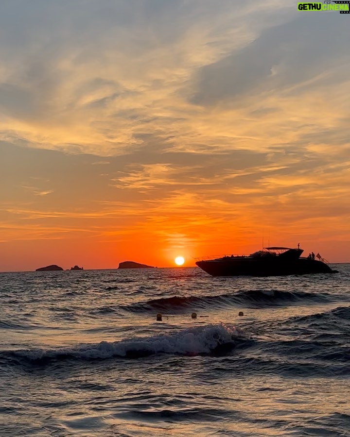 Martita de Graná Instagram - Ibiza ☘️y su energía 💫💫 Estuve viviendo en esta isla maravillosa antes de empezar con todo este mundo, era camarera en un hotel; fué entonces cuando me enamoré de este lugar. Trabajé duro pero disfruté más. Nunca me canso de venir aquí. 🌿🌿