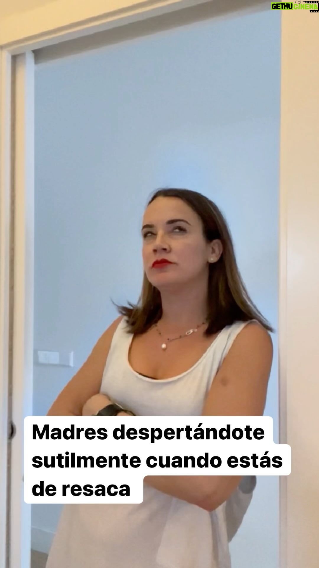 Martita de Graná Instagram - Cuando te acostaste a las 6 como una perra penca, pero a tu madre las 9 le parece buena hora pa que te levantes