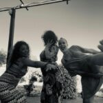 Martita de Graná Instagram - Amistad. Si es buena te enseña a discutir para después perdonar, te enseña a aceptar diferencias, a saber lo importante que es conservarlas porque sin ellas tu vida sería una catástrofe,una amistad estará cuando estés mal y se alegrará de corazón cuando te pasen cosas buenas, porque una buena amiga no siente envidia, una buena amiga saca las uñas por ti, te da buenos consejos ( aunque no les hagas ni puto caso) y seguirá a tu lado aunque tropieces 1000 veces con la misma piedra. Por muy lejos que estemos las unas de las otras siempre habrá hueco para una charla, un baile y un par ( más bien un palé) de cervezas. Os quiero, para siempre.