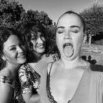 Martita de Graná Instagram - Amistad. Si es buena te enseña a discutir para después perdonar, te enseña a aceptar diferencias, a saber lo importante que es conservarlas porque sin ellas tu vida sería una catástrofe,una amistad estará cuando estés mal y se alegrará de corazón cuando te pasen cosas buenas, porque una buena amiga no siente envidia, una buena amiga saca las uñas por ti, te da buenos consejos ( aunque no les hagas ni puto caso) y seguirá a tu lado aunque tropieces 1000 veces con la misma piedra. Por muy lejos que estemos las unas de las otras siempre habrá hueco para una charla, un baile y un par ( más bien un palé) de cervezas. Os quiero, para siempre.