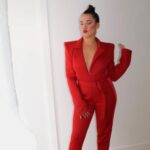 Martita de Graná Instagram - Os presento a Marta. Esta chica lo mismo se levanta y sin arreglar ni ná te hace un vídeo que ven muchas personas porque le da igual estar natural y que la gente la vea, que lo mismo se viste así, de rojo pasión, se pinta como una puerta y se siente igual de bien y empoderada. Marta siempre es la misma, pero aunque se dedique a hacer comedia no siempre ríe ni está feliz. Porque Marta es una persona más, con problemas, con días buenos y malos, como todos. Menos mal que Marta sigue junto a su gente de siempre, la que nunca falla. Ni los guapos están guapos siempre, ni los cómicos siempre están felices, ni nadie es todo el rato igual, la gente cambia, evoluciona, un respetito a los demás por favor. Por cierto, Marta tiene hoy su primera cita con un psicólogo, y está muy feliz. Que suerte tiene Marta Yo, conmigo
