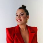 Martita de Graná Instagram - Os presento a Marta. Esta chica lo mismo se levanta y sin arreglar ni ná te hace un vídeo que ven muchas personas porque le da igual estar natural y que la gente la vea, que lo mismo se viste así, de rojo pasión, se pinta como una puerta y se siente igual de bien y empoderada. Marta siempre es la misma, pero aunque se dedique a hacer comedia no siempre ríe ni está feliz. Porque Marta es una persona más, con problemas, con días buenos y malos, como todos. Menos mal que Marta sigue junto a su gente de siempre, la que nunca falla. Ni los guapos están guapos siempre, ni los cómicos siempre están felices, ni nadie es todo el rato igual, la gente cambia, evoluciona, un respetito a los demás por favor. Por cierto, Marta tiene hoy su primera cita con un psicólogo, y está muy feliz. Que suerte tiene Marta Yo, conmigo