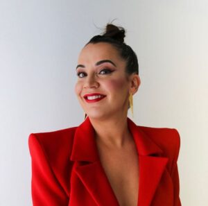 Martita de Graná Instagram - Os presento a Marta. Esta chica lo mismo se levanta y sin arreglar ni ná te hace un vídeo que ven muchas personas porque le da igual estar natural y que la gente la vea, que lo mismo se viste así, de rojo pasión, se pinta como una puerta y se siente igual de bien y empoderada.
Marta siempre es la misma, pero aunque se dedique a hacer comedia no siempre ríe ni está feliz. Porque Marta es una persona más, con problemas, con días buenos y malos, como todos. Menos mal que Marta sigue junto a su gente de siempre, la que nunca falla. Ni los guapos están guapos siempre, ni los cómicos siempre están felices, ni nadie es todo el rato igual, la gente cambia, evoluciona, un respetito a los demás por favor. Por cierto, Marta tiene hoy su primera cita con un psicólogo, y está muy feliz. Que suerte tiene Marta