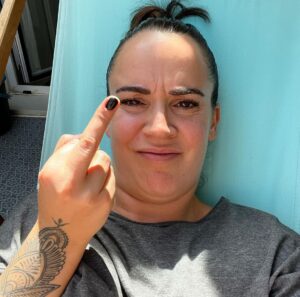 Martita de Graná Instagram - Os presento a Marta. Esta chica lo mismo se levanta y sin arreglar ni ná te hace un vídeo que ven muchas personas porque le da igual estar natural y que la gente la vea, que lo mismo se viste así, de rojo pasión, se pinta como una puerta y se siente igual de bien y empoderada.
Marta siempre es la misma, pero aunque se dedique a hacer comedia no siempre ríe ni está feliz. Porque Marta es una persona más, con problemas, con días buenos y malos, como todos. Menos mal que Marta sigue junto a su gente de siempre, la que nunca falla. Ni los guapos están guapos siempre, ni los cómicos siempre están felices, ni nadie es todo el rato igual, la gente cambia, evoluciona, un respetito a los demás por favor. Por cierto, Marta tiene hoy su primera cita con un psicólogo, y está muy feliz. Que suerte tiene Marta