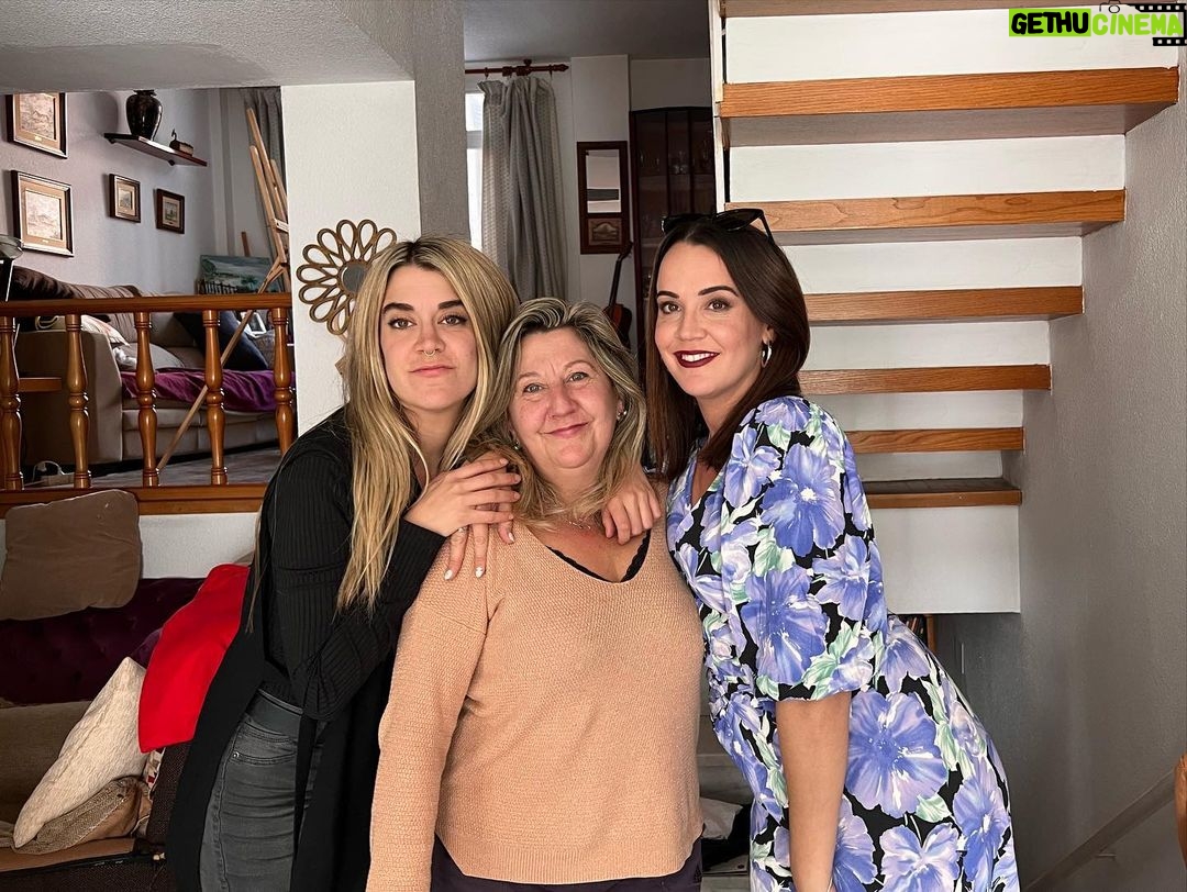 Martita de Graná Instagram - Cada vez nos vemos menos, pero nos queremos más 🍒🍒 @elena.martinezgm @mariluli_garcia Hogar Dulce Hogar