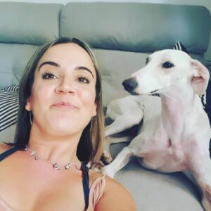 Martita de Graná Instagram - Os presento a Tyra.😁🍀
La nueva miembro de mi family.

Es una galguita joven que encontramos abandonada, muy cansada, con garrapatas y otros animales en su bonito body, con la piel malita y sobretodo hambrienta y muerta de sed.😤

Ahora tiene una casa donde está feliz, recuperándose y donde va a ser muy amada. Y yo más contenta que unas pascuas.

Ya te quiero Tyra. 💜💜💜

Adopta! No compres!