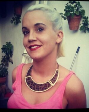 Martita de Graná Instagram - Me he cambiado el pelo más que las bragas.

¿ Vosotr@s también cambiáis de look cuando queréis un cambio en vuestra vida? 

En la primera foto sobre el año 2012 el lado rapado me lo cambiaba de color, era maestra, y cuando lo llevaba blanco los niñ@s creían que estaba malita. Que recuerdos. Fué un año durillo.
