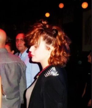 Martita de Graná Instagram - Me he cambiado el pelo más que las bragas.

¿ Vosotr@s también cambiáis de look cuando queréis un cambio en vuestra vida? 

En la primera foto sobre el año 2012 el lado rapado me lo cambiaba de color, era maestra, y cuando lo llevaba blanco los niñ@s creían que estaba malita. Que recuerdos. Fué un año durillo.