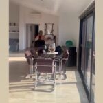 Martita de Graná Instagram - Hoy desperté con el sonido de los pájaros en la ventana, el sol entrando temprano directamente a la cama, mi madre, la más absoluta verdad, el amor verdadero e incondicional, que me hacía tostadas de tomate, recuerdos. ..Olor a café en la casa, con unas vistas al mar, que como dice madre, no sé que me trasmite porque no se puede explicar, pero es algo así como libertad, como vida. Consejos de mi hermana, los más sanadores.Vino en la piscina al sol, que viene y va, ducha entre la maleza. Ensalada fresca y conversación sobre los abuelos, sobre Ana, lo que nos quedamos sin decir y lo que dijimos. Siempre recordando con amor y lágrimas. No pido más vida. Esto para siempre, esta felicidad y esta suerte. Mallorca