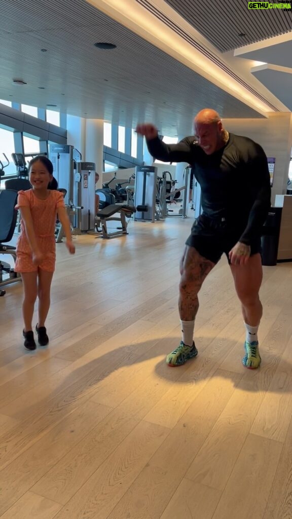 Martyn Ford Instagram - So out of ALL the cast members here on Mortal Kombat, ONLY @sophiaxu.official was brave enough to take me on in the gym …. And I LOST 🤦‍♂️ … last time I speak to her 😡 …. 😂😂 #mortalkombat #fitness #fight Australia