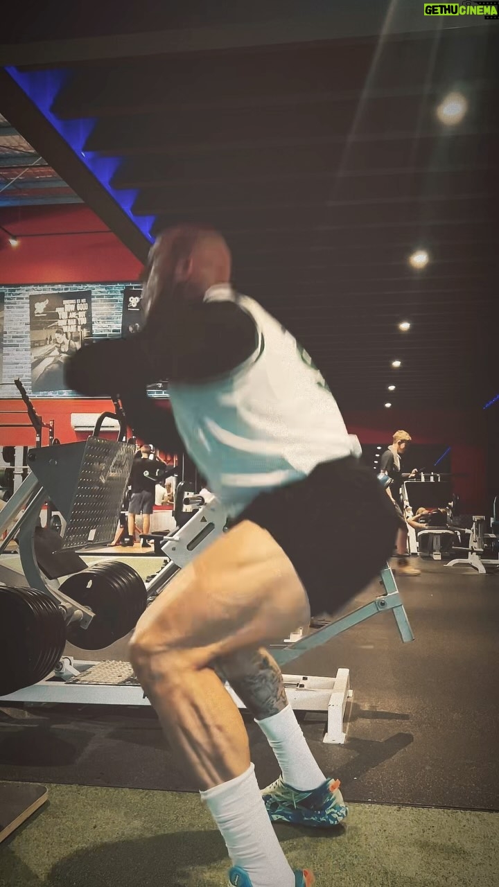 Martyn Ford Instagram - SAVE THIS …. And try it on your next LEG / LOWER body day … this is an incredible giant set of exercises that works great for Explosive Muscle work … it also lends it self to hypertrophy, and muscular endurance, the combination of training styles hits the muscles in such a progressive and advanced way, that you can’t help but make progress … ENJOY … I did 5 sets of these, with 45 second rest between. A great way to kick start an all over body killer session . #fitness #muscle #growth #legs #power #strength Supplement support … @animalpak 1) Animal Pak 2) Greens 3) Omegas 4) Aminos These are my 4 essentials, I’m a huge believer in keeping your health as a priority, my supplements support this, a healthy body, means a productive body … to many people over look the importance of the body’s function in sporting performance. Australia