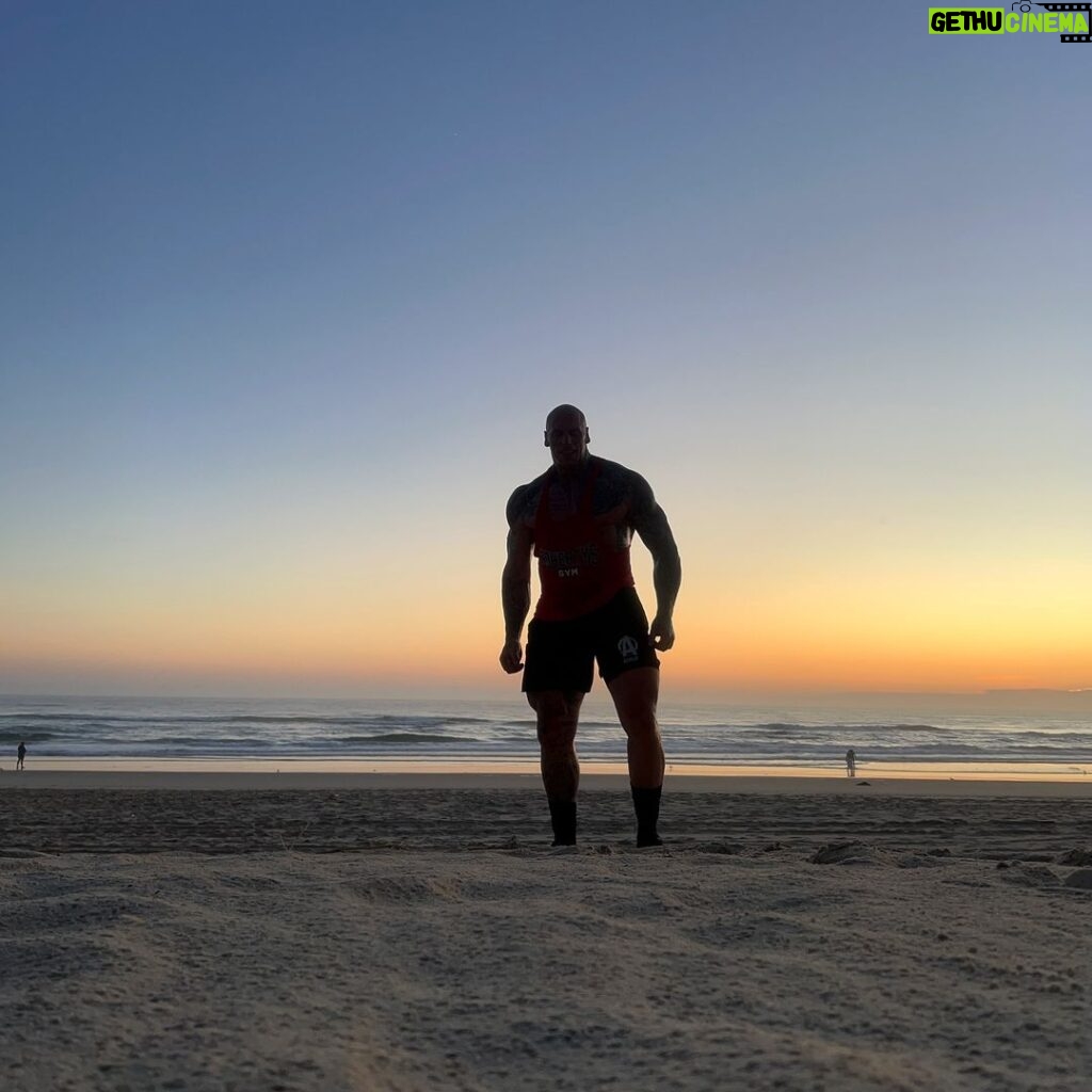 Martyn Ford Instagram - An incredible way to start the day ….. 3:30 am, wide awake, couldn’t sleep, so decided to get the trainers on and hit the streets … 45 minutes later, I felt on top of the world and ready to go again #run #australia #fun #happy #focused #ambition Australia