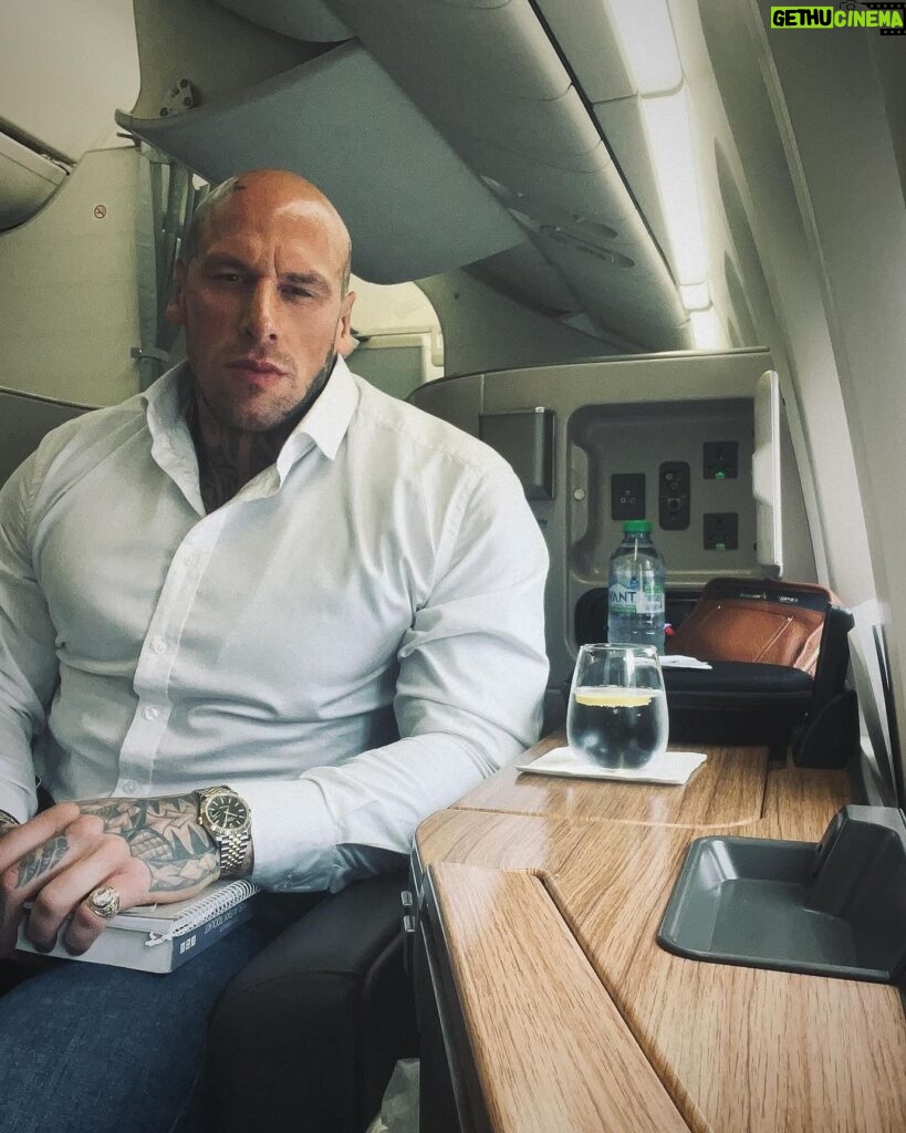 Martyn Ford Instagram - A lovely flight to New York, quick stop off …. Then straight to Ohio … have a lovely day 🌍❤️#travel