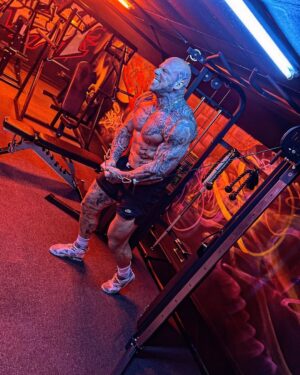 Martyn Ford Instagram - We are 2 weeks in, GOAL add muscle, stay lean, look DEADLY …. Think we’re on point, I love a challenge #muscle #fitness #focus