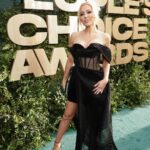 Mary Fitzgerald Instagram - People Choice Awards 🔥 We didn’t win but we all rocked that carpet 😜 Glam: @annettamcbain Dress: @maisonmet Earrings: @simonejewels Rings: @ralphmasri @simonejewels @a.jaffe @broswayitalia Shoes: @lesilla Clutch: @judithleiberny Stylist: @janellermiller @peopleschoice @nbc @peacock @eentertainment #pcas #peoplechoiceawards #marybonnet #sellingsunset #netflix