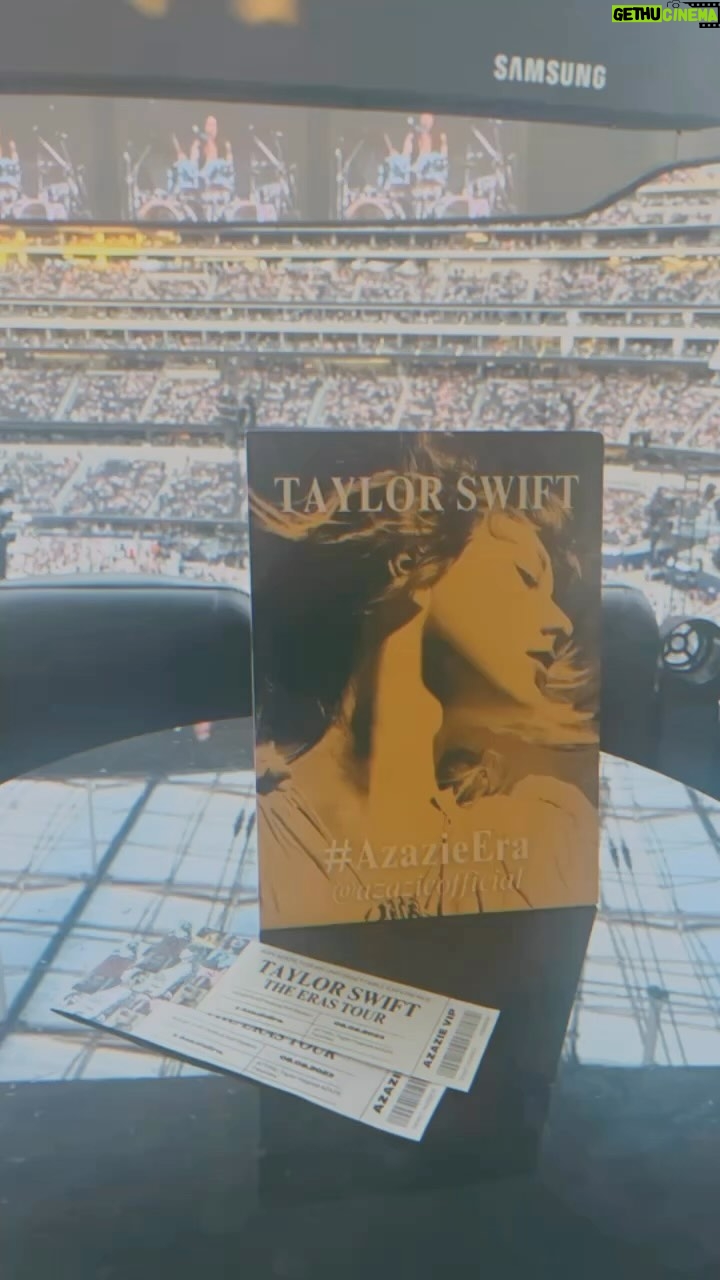 Mary Fitzgerald Instagram - What an amazing unforgettable night! @taylorswift you are a BADASS 🤍 Thank you so much @azazieofficial for the amazing experience! #azazieera Dress: @azazieofficial Makeup: @champagneheidybeauty_ @studio_kay Purse: @hammittla Best Sissy Ever: @ababbitt3