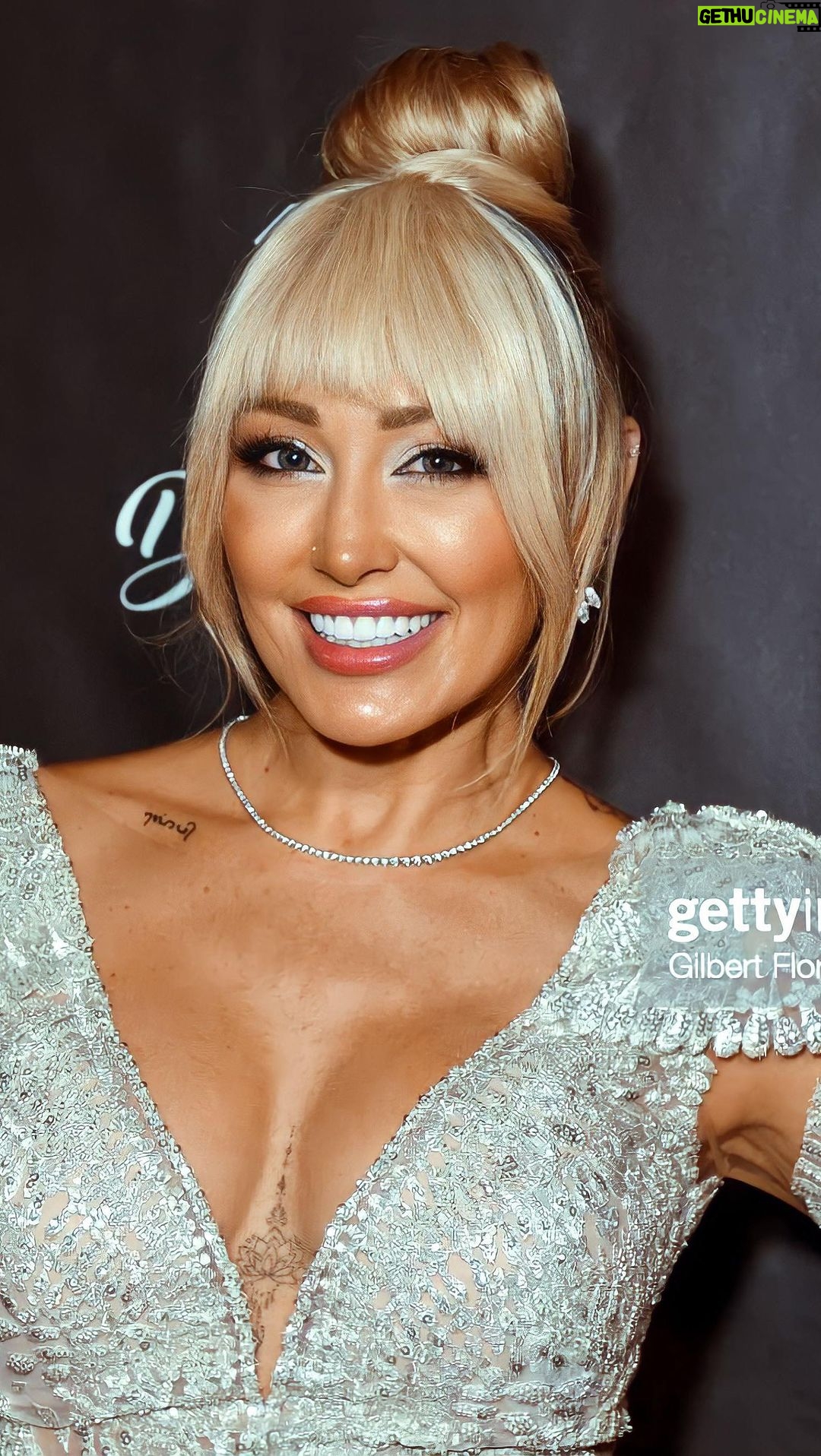 Mary Fitzgerald Instagram - What a great event last night @natashagraziano @pencilsofpromise For an amazing cause 🤍 Dress: @cristallini_official Shoes: @louisvuitton Necklace: @michaelarthurdiamonds Hair: @ax_tamar95 Makeup: @makeup__rozi Glam: @studio_kay Diamond Flower Ring: @gemonay_jewelry 📸: @gettyimages @gilbertfloresphoto
