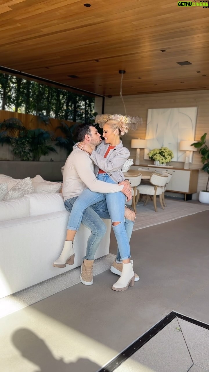 Mary Fitzgerald Instagram - Anyone else’s husband try to sneak a kiss in when they’re sick 😷 ??? • • • 📸: @lindylinphoto can’t wait to see these beautiful photos thank you for capturing us being our crazy selves. Glam: @chrisartease Shoes: @toms #photoshoot #couplephotos #luxuryreralestate #manhattanbeach #maryandromain #sellingsunset #netflix