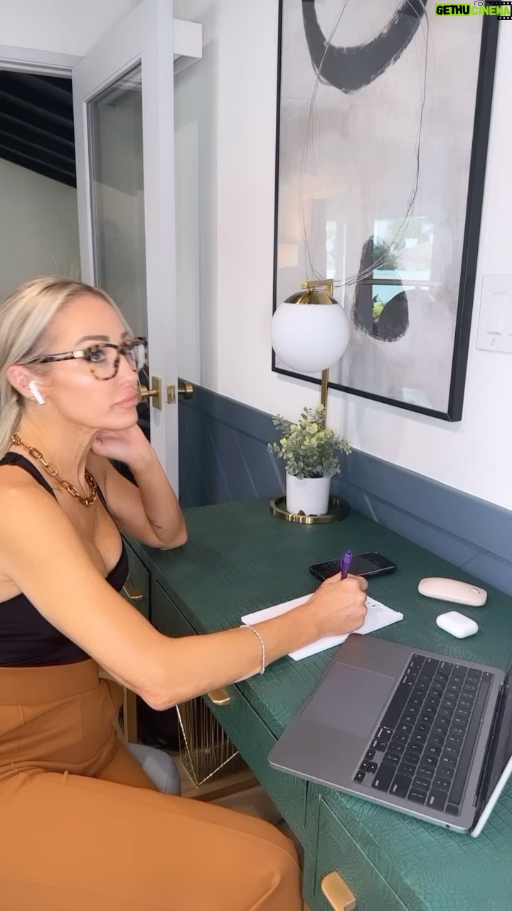 Mary Fitzgerald Instagram - I think I can make it happen 😂 #realestateagent #realestatehumor #theoppenheimgroup #marybonnet #sellingsunset #netflix #buyers #homeowners