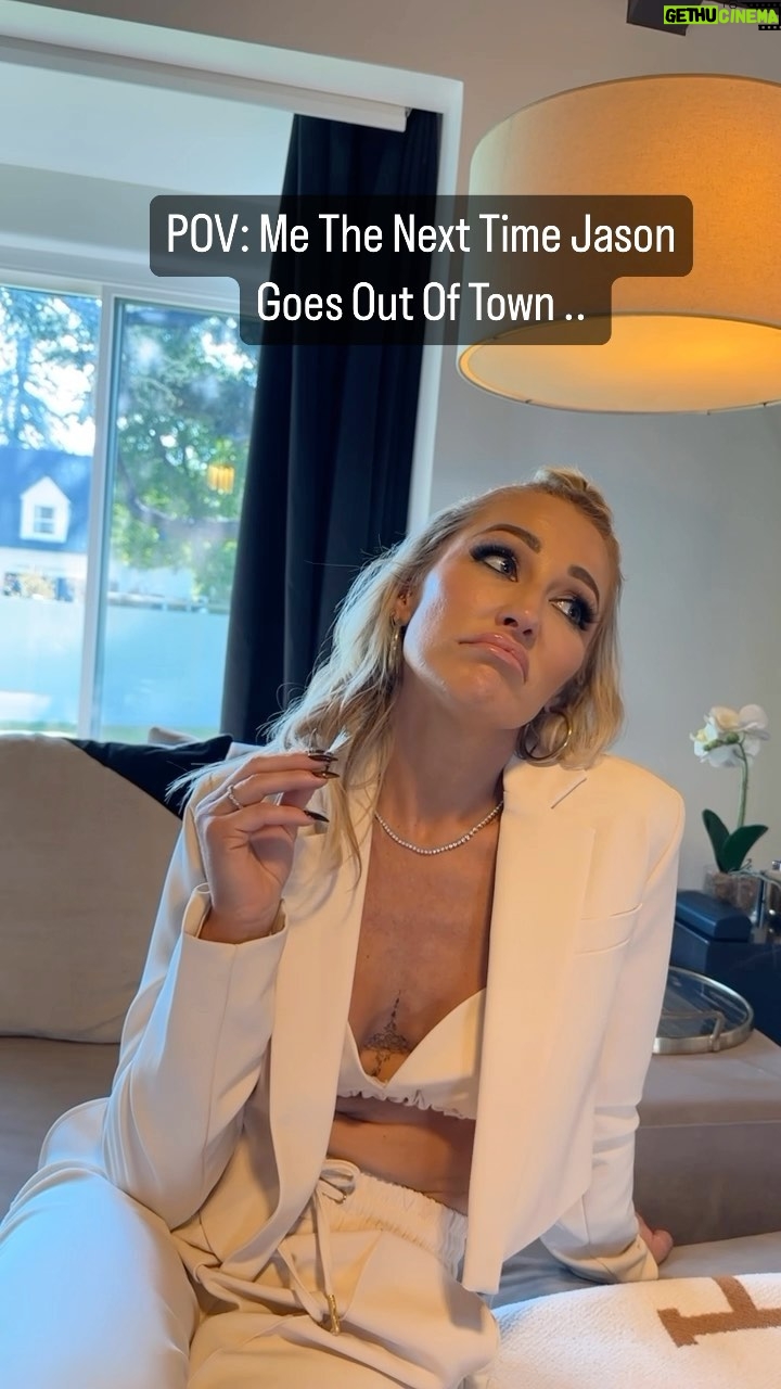 Mary Fitzgerald Instagram - π @jasonoppenheim #funnyreel #funnyinstagram #jokes #netflix #sellingsunset #girlboss #bossbabe #realestate #realityshow #theoppenheimgroup #glam #outfits #bts #behindthescenes #season6sellingsunset #season6 #netflixsellingsunset #friendship #sellingsunsetjason #maryfitzgerald #marybonnet