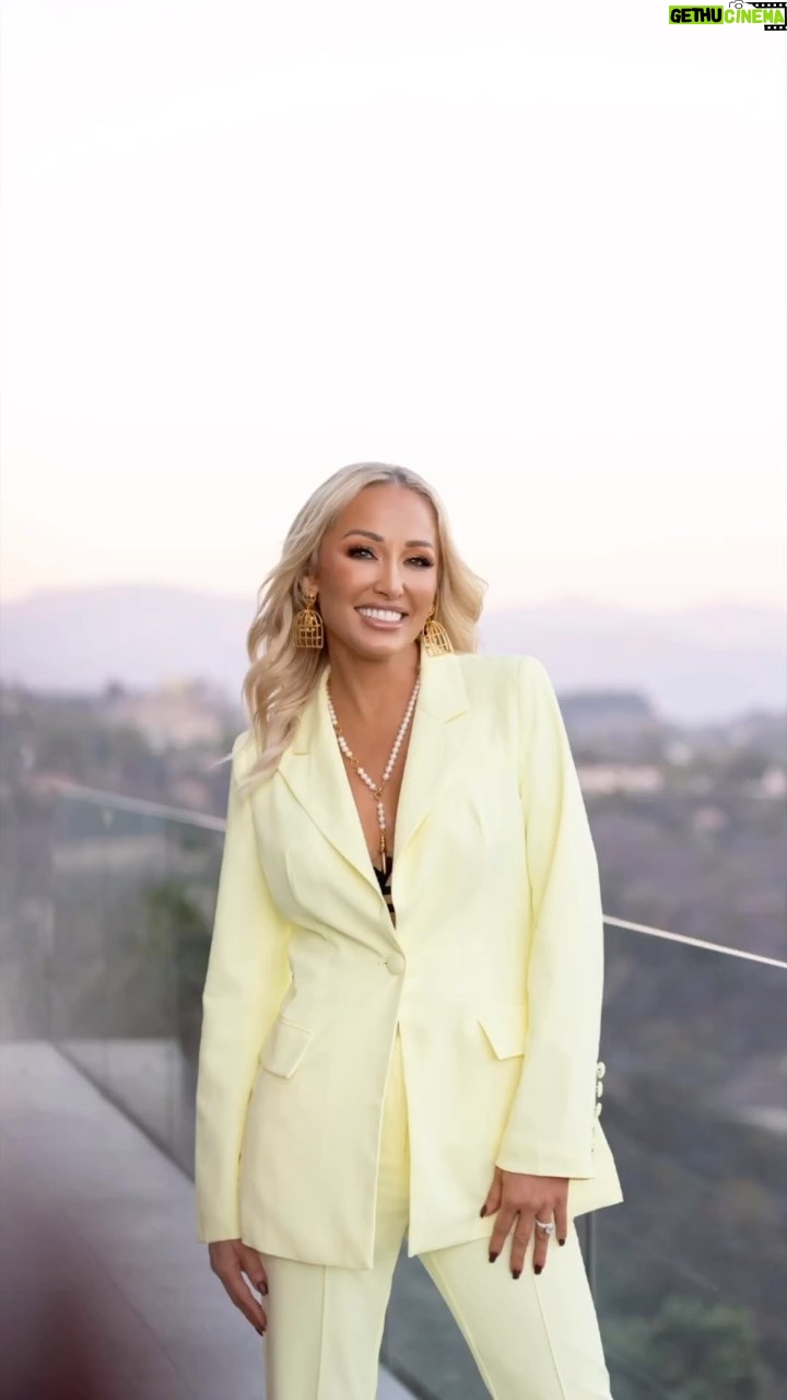 Mary Fitzgerald Instagram - Who has already binged watched Season 6!?? Details for this look ππ Hair & Makeup πΈπΌππ @studio_kay @champagneheidybeauty_ Outfit @zcrave #netflix #sellingsunset #girlboss #bossbabe #realestate #realityshow #theoppenheimgroup #glam #outfits #behindthescenes #season6sellingsunset #season6 #netflixsellingsunset #glam #fashion #luxuryhomes #realestate