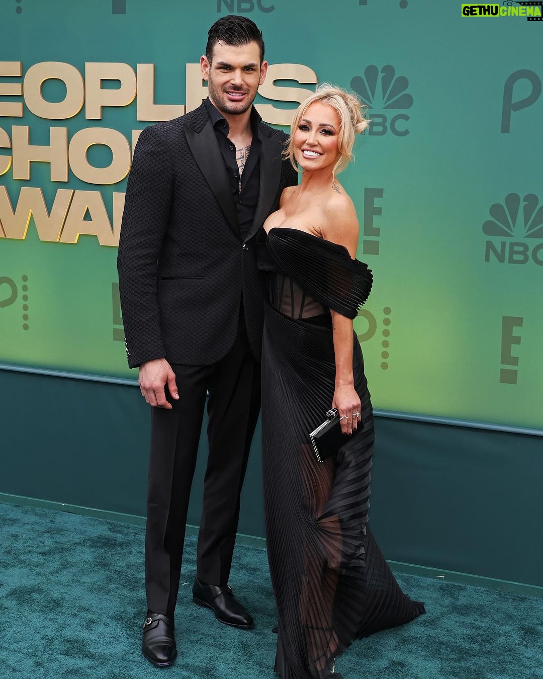 Mary Fitzgerald Instagram - People Choice Awards 🔥 We didn’t win but we all rocked that carpet 😜 Glam: @annettamcbain Dress: @maisonmet Earrings: @simonejewels Rings: @ralphmasri @simonejewels @a.jaffe @broswayitalia Shoes: @lesilla Clutch: @judithleiberny Stylist: @janellermiller @peopleschoice @nbc @peacock @eentertainment #pcas #peoplechoiceawards #marybonnet #sellingsunset #netflix
